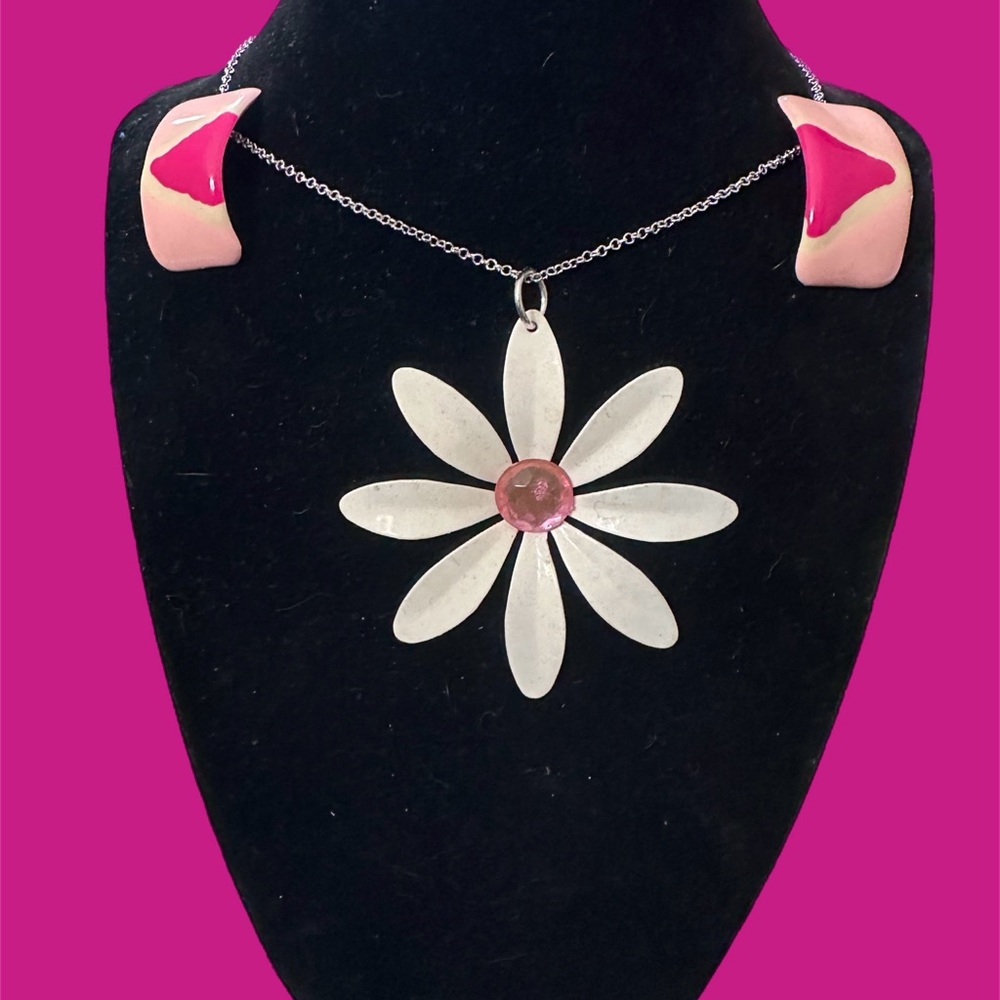VTG Daisy Enamel with Pink Semi Precious Stone & Matching Epoxy Resign Earrings